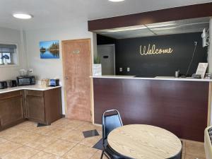a waiting room with a table and a counter at Downtown Inn in Wenatchee