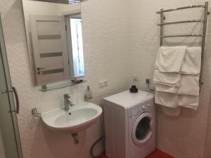 un bagno con lavatrice e lavandino di Apartment Zolotoy Bereg 5 a Odessa Altre 101 foto