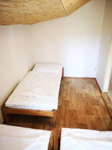 Zimmer mit 2 Betten und Holzboden in der Unterkunft Chata u jeskyně Mladeč 