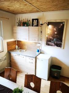 eine Küche mit weißen Schränken und einem Waschbecken im Zimmer in der Unterkunft Chata u jeskyně Mladeč 
