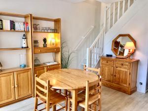 Η βιβλιοθήκη του διαμερίσματος