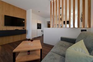 Appartements Lenzenhof في بارشينيس: غرفة معيشة مع أريكة وطاولة
