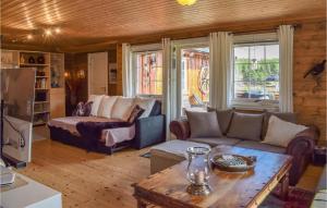 un soggiorno con un divano e un tavolo di Amazing Home In Leira I Valdres a Leira