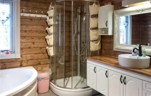 un bagno con doccia e lavandino di Amazing Home In Leira I Valdres a Leira