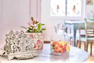 un tavolo con un vaso di vetro di cibo e un vaso di Casa Angiolina - Holidays a Morcote