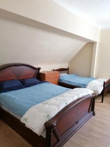 sypialnia z 2 łóżkami w pokoju w obiekcie Sea and Sun w Jurmale