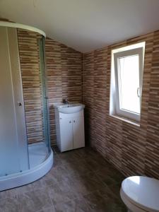 La salle de bains est pourvue d'une douche, d'un lavabo et de toilettes. dans l'établissement Sea and Sun, à Jurmala