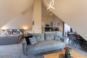 a living room with a couch and a bed at Apartamenty Geiger in Witów