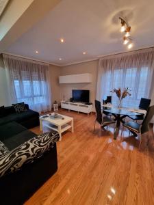 a living room with a couch and a table at Apartamento constitución in Camargo