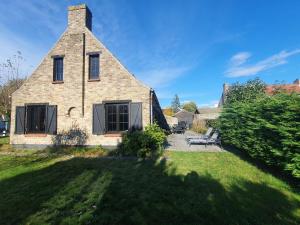 ein altes Backsteinhaus mit einem Turm auf einem Hof in der Unterkunft Villa Eleonore in Koksijde