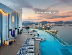 una piscina en la parte superior de un edificio con el océano en Panorama Nha Trang Apartment Sea View - Căn Hộ Hướng Biển, en Nha Trang