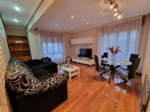 - un salon avec un canapé et une table dans l'établissement Apartamento constitución, à Camargo