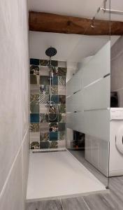 Un baño con ducha a ras de suelo y una pared de cristal. en MOULIN DE MAUZAC - Gîte Cap Océan, en Saint-Just 2 fotos más