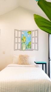 - une chambre avec un lit blanc et une fenêtre dans l'établissement Hotel Suculenta Boutique, à San Cristóbal de Las Casas