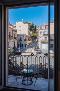 Blick auf eine Stadtstraße aus dem Fenster in der Unterkunft Castalia Apartments & Rooms Duomo Taormina in Taormina