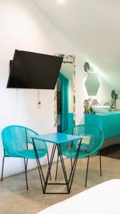 une table bleue et deux chaises dans une pièce dans l'établissement Hotel Suculenta Boutique, à San Cristóbal de Las Casas