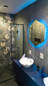 La salle de bains est pourvue d'un lavabo et d'un miroir. dans l'établissement Hotel Suculenta Boutique, à San Cristóbal de Las Casas