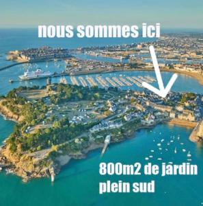 une vue aérienne sur une île dans l'eau dans l'établissement Appartement Bollyroom - Plage 50m - Rue gratuite, à Saint-Malo