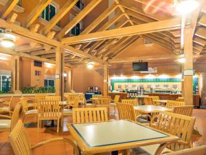 une salle à manger avec des tables et des chaises dans un restaurant dans l'établissement Holiday Inn Express Torreon, an IHG Hotel, à Torreón