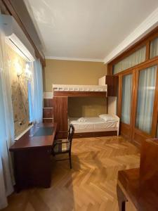 Habitación con escritorio y cama. en House in Old Tbilisi, en Tiflis