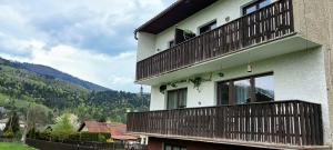 a building with a balcony with a view of a mountain at Studio 2-pokojowe z balkonem z widokiem na góry in Międzybrodzie Żywieckie