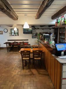 un restaurante con mesas y sillas de madera y un bar en Ristorante della Stazione, en Tegna