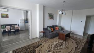 een woonkamer met een bank en een tafel bij Roza Apartment in Varna