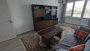 ein Wohnzimmer mit einem Sofa und einem Couchtisch in der Unterkunft Roza Apartment in Warna