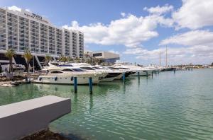 un grupo de barcos atracados en un puerto deportivo con un hotel en NEW LISTING - Eden Villas, en Vilamoura
