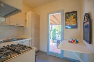 Kuchyň nebo kuchyňský kout v ubytování Villetta Capo Bianco - HelloElba