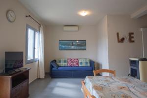 TV a/nebo společenská místnost v ubytování Villetta Capo Bianco - HelloElba