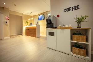 una oficina con una barra de café y una cafetería en Hostal Boqueria, en Barcelona