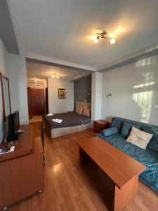 sala de estar con sofá y cama en Villa Dionis, en Ohrid