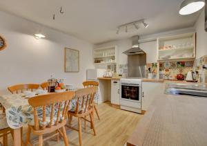 - une cuisine et une salle à manger avec une table et des chaises dans l'établissement South View Cottage, à Horton in Ribblesdale