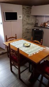 La Cà Rustica - casa vacanze في Bognanco: طاولة خشبية فوقها لوحة