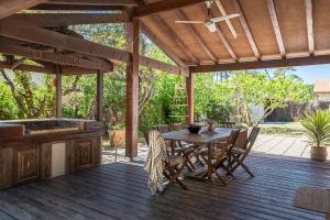 Rõdu või terrass majutusasutuses Ocean Vibes Montalivet B&B