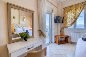 Televízia a/alebo spoločenská miestnosť v ubytovaní Votsalakia Hotel & Luxury Apartments