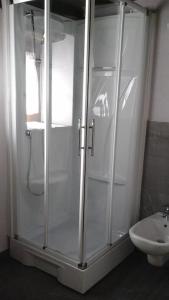 y baño con ducha y lavamanos. en La Cà Rustica - casa vacanze, en Bognanco