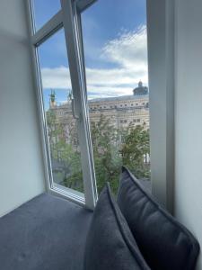 een kamer met een raam met uitzicht op een gebouw bij Apartment with the view of the Opera House in Lviv