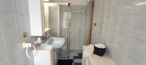 Un baño blanco con lavabo y ducha. en Ai Grisi, en Cavalese 14 fotos más
