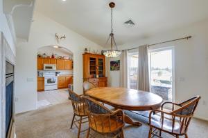 Elden Pueblo的住宿－Flagstaff Vacation Rental with Yard and Hot Tub，厨房以及带桌椅的用餐室。