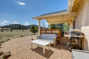 Elden Pueblo的住宿－Flagstaff Vacation Rental with Yard and Hot Tub，房屋内带长凳和烧烤架的庭院