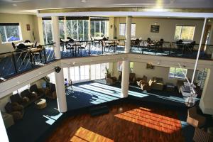 - une vue de tête sur un hall avec des tables et des chaises dans l'établissement Methven Resort, à Methven