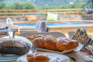una mesa con un plato de pan y pasteles. en Princess Sissi, Villa-House with private pool and garden, en Sissi