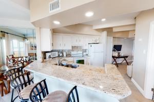 Η κουζίνα ή μικρή κουζίνα στο Aquarius Condominiums #504