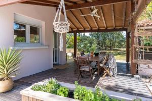 Rõdu või terrass majutusasutuses Ocean Vibes Montalivet B&B