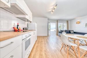 Kuchyňa alebo kuchynka v ubytovaní Sunlit Paradise - sea view + 10 fotografií