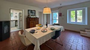 - une table à manger avec un chiffon blanc dans l'établissement Casa Indipendente - Vasto Parco Naturale & Lago di Lugano, à Cuasso Al Monte