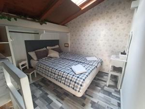 Dormitorio pequeño con cama y mesa en La Casita, en Gijón