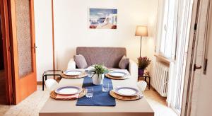 ein Wohnzimmer mit einem Tisch und einem Stuhl in der Unterkunft Casa Nenetta a Mare in Civitanova Marche
